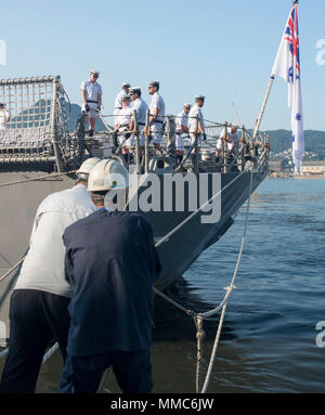 SASEBO, Japon (oct. 9, 2017) Marine royale australienne Adelaide-classe frégate lance-missiles HMAS Melbourne (FFG 05) linehandlers départ double up à lignes, commandant de la flotte américaine 09 octobre Activités Sasebo, 2017. Melbourne est venu sur une routine visite portuaire. (U.S. Photo par Marine 3e classe Mineman Zachary S. Horvath/ libéré) Banque D'Images