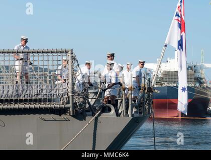 171008-N-RY519-0043 SASEBO, Japon (oct. 9, 2017) marins affectés à la Marine royale australienne de la classe Adélaïde frégate lance-missiles HMAS Melbourne (FFG 05) tirez en ligne de mouillage à mesure que le navire moors à Sasebo Activités Flotte américaine pour une visite du port de routine. (U.S. Photo par Marine 3e classe Mineman Zachary S. Horvath/libérés) Banque D'Images