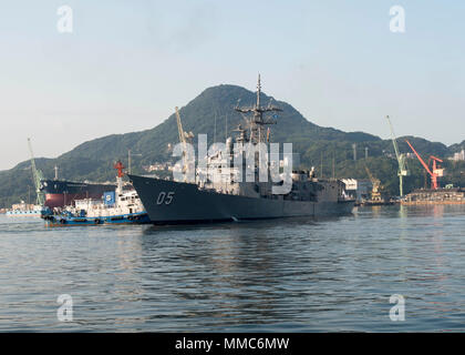 171008-N-RY519-0010 SASEBO, Japon (oct. 9, 2017) Marine royale australienne Adelaide-classe frégate lance-missiles HMAS Melbourne (FFG 05) Activités de la flotte arrive à Sasebo pour une visite du port de routine. (U.S. Photo par Marine 3e classe Mineman Zachary S. Horvath/libérés) Banque D'Images