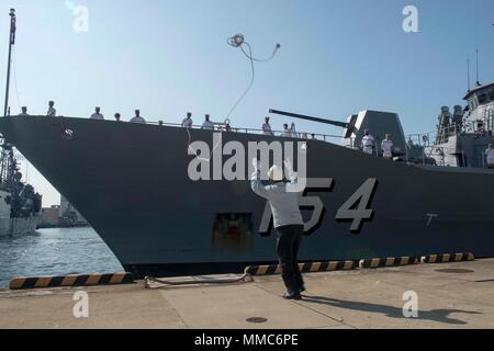 SASEBO, Japon (oct. 9, 2017) de la Royal Australian Navy frégate de classe ANZAC HMAS Parramatta (FFH 154) lancer des boules pour les marins d'attrape linehandlers sur le quai lorsque le bateau en tire, commandant de la flotte américaine, 09 octobre Activités Sasebo 2017. Parramatta est venu sur une routine visite portuaire. (U.S. Photo par Marine 3e classe Mineman Zachary S. Horvath/ libéré) Banque D'Images