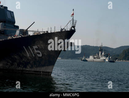 SASEBO, Japon (oct. 9, 2017) de la Royal Australian Navy frégate de classe ANZAC HMAS Parramatta (FFH 154) arrive au commandant, activités de la Flotte, 09 octobre 2017 ; 51. Parramatta est venu sur une routine visite portuaire. (U.S. Photo par Marine 3e classe Mineman Zachary S. Horvath/ libéré) Banque D'Images