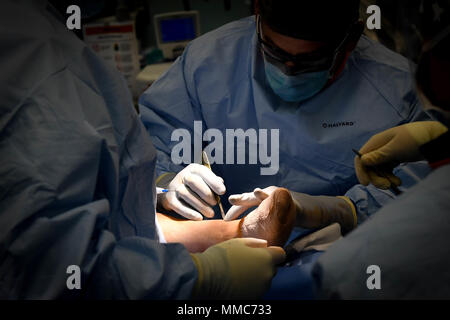 171011-N-Zn152-0073 MER DES CARAÏBES (oct. 11, 2017) - Le Lieutenant Cmdr. Matthieu Stepanovitch, orthopédiste, se prépare à faire l'incision au cours d'une opération chirurgicale qui a eu lieu dans une salle d'opération à bord de la commande de transport maritime militaire navire-hôpital USNS Comfort (T-AH 20). Le confort est en cours opérant dans les environs d'Arecibo, Puerto Rico à fournir des services médicaux avec des visites supplémentaires est prévu autour de l'île. Le U.S. Health and Human Services et Puerto Rico sont les représentants du ministère de la santé des patients à chaque priorité s'arrêtent avant l'arrivée de confort. Le ministère de def Banque D'Images