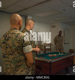 Le major-général William F. Mullen III, général commandant, Marine Corps Air Ground Combat Center, Twentynine Palms, Californie, inspecte l'un des salons rénové à barracks 1404 à bord de la lutte contre Center, Octobre 5, 2017. 7e Régiment de Marines avec Marine et des Travaux publics personnel Division rénové chambres et salons dans le but de fournir l'amélioration de quartiers pour les Marines déployés du régiment. (U.S. Marine Corps photo par le Cpl. Natalia Cuevas) Banque D'Images