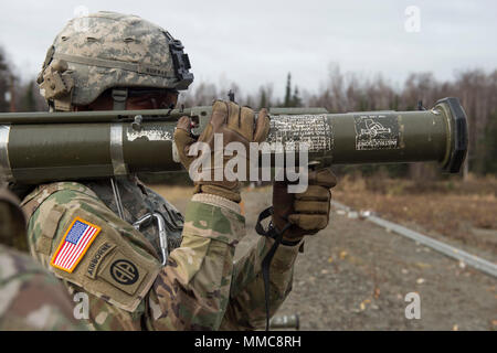 Le capitaine de l'armée Tyrone Norman, le commandant de la compagnie de la 109e compagnie de transport, 17e Bataillon de soutien au maintien en puissance de combat de l'armée américaine en Alaska, les incendies l'subcaliber M287 M136tracer formateur pendant E1 à4-CS espace clos arme antichar de la lumière de la formation de familiarisation à Joint Base Elmendorf-Richardson, Alaska, le 10 octobre 2017. Le subcaliber M287 tracer formateur tire une balle de 9 mm tracer qui simule la trajectoire de la fusée 84 mm tiré par le M136E1 à4-CS espace clos arme antichar de lumière. Norman est originaire de New York, N.Y. (U.S. Air Force photo par Alejandro Peña) Banque D'Images