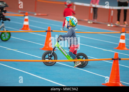 MINSK, BELARUS - 4 février : Childs en équilibre ride casque bike and run bike durant la formation ouverte avec les parents le 4 février 2018 à Minsk, en Biélorussie. Banque D'Images