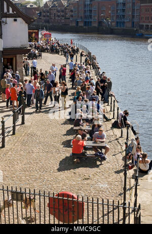 Les touristes apprécieront le soleil de printemps au bord de la rivière Kings Staith York North Yorkshire Angleterre Royaume-Uni GB Grande-Bretagne Banque D'Images