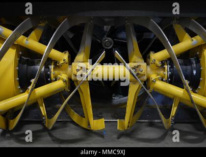 L'entretien des véhicules d'aviateurs du 101e Escadre de ravitaillement en vol se préparent pour l'hiver et la neige inévitable à suivre par les opérations de maintenance sur tous les 21 véhicules de déneigement conçus pour garder les pistes claires à l'Aéroport International de Bangor, 101 ARW, Bangor, Maine, le 12 octobre 2017. Vu ici est une partie de la soufflerie d'Oshkosh qui véhicule la neige rejetée jusqu'à 200 pieds dans un taux de jusqu'à 5 000 tonnes par heure. Banque D'Images