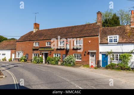 Le Globe, une route traditionnelle maison de village pub local à New Alresford, une petite ville ou village dans le Hampshire, dans le sud de l'Angleterre, Royaume-Uni Banque D'Images