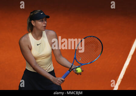 Madrid, Espagne. 10 mai, 2018. Maria Sharapova de Russie sert à Kiki Bertens des Pays-Bas en match quart de leur journée pendant six de Mutua Open de Madrid à la Caja Magica. Credit : SOPA/Alamy Images Limited Live News Banque D'Images