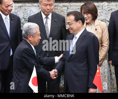 Tokyo, Japon. 10 mai, 2018. Le Premier ministre chinois Li Keqiang (R) rencontre Chuichi avant ce jour, le président de la Chambre des Conseillers du Parlement japonais à Tokyo, Japon, le 10 mai 2018. Credit : Pang Xinglei/Xinhua/Alamy Live News Banque D'Images