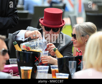 Hippodrome de Chester, Chester, Royaume-Uni. 10 mai, 2018. La Fête de Mai, Boodles Mesdames Jour ; Racegoers profiter de la journée au courses Chester : Action Crédit Plus Sport/Alamy Live News Banque D'Images