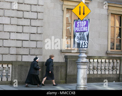 Dublin, Irlande. 10 mai 2018. Affiches avortement Dublin. Une religieuse catholique passe devant un vote oui poster sur l'affichage de la ville de Dublin comme la date du référendum sur le 8e amendement de la Constitution approchera. Le référendum est organisé pour donner aux électeurs l'occasion d'abroger l'amendement, qui limite l'accès des femmes à l'avortement les installations de terminaison dans la République d'Irlande. Credit : RollingNews.ie/Alamy Live News Banque D'Images