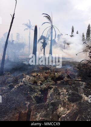 Leilani Estates, Hawaii. Le 9 mai 2018. Fissures sol massive de vapeur et de ventilation gaz toxiques après fissure 14 ouvert à partir de l'éruption du volcan Kilauea, le 9 mai 2018 dans la région de Leilani Estates, Hawaii. La récente éruption continue de détruire des maisons, forçant les évacuations et crachant de la lave et le gaz toxique sur la grande île d'Hawaï. Credit : Planetpix/Alamy Live News Banque D'Images