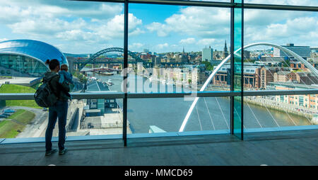 Newcastle Upon Tyne, England, UK. 10 mai, 2018. Météo : une vue imprenable sur la rivière Tyne, Le Sage Gateshead concert hall, les ponts de la ville et affichage galerie dans la mer Baltique pour l'Art Contemporain en Gateshead sur un jour de gloire dans le nord-est de l'Angleterre Crédit : ALAN DAWSON/Alamy Live News Banque D'Images