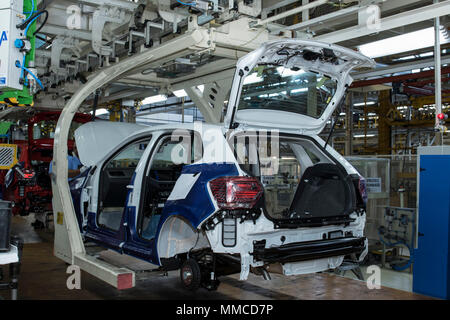 10 mai 2018, l'Afrique du Sud, Uitenhage : Les travailleurs du constructeur automobile VW assembler les pièces d'un modèle dans l'usine de Uitenhage. Photo : Michael Sheehan/dpa Banque D'Images