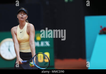 Madrid, Espagne. 10 mai, 2018. Maria Sharapova de Russie sert à Kiki Bertens des Pays-Bas en match quart de leur journée pendant six de Mutua Open de Madrid à la Caja Magica. Credit : Manu Haiti/SOPA Images/ZUMA/Alamy Fil Live News Banque D'Images