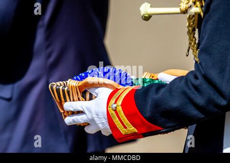 Windsor, Royaume-Uni. 10 mai 2018. Jour 2. Royal Windsor Horse Show. Windsor. Dans le Berkshire. UK. Soldat avec des rosaces.10/05/2018. Credit : Sport en images/Alamy Live News Banque D'Images