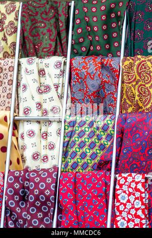 Windsor, Royaume-Uni. 10 mai 2018. Jour 2. Royal Windsor Horse Show. Windsor. Dans le Berkshire. UK. Tradestand. Foulards.10/05/2018. Credit : Sport en images/Alamy Live News Banque D'Images