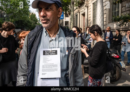 Barcelone, Catalogne, Espagne. 10 mai, 2018. Un manifestant est vu avec la liste des revendications accrochée à son cou.Environ 40 personnes, qui restent enfermés dans l'ancien de l'école Massana de Barcelone, ont démontré aujourd'hui en face de la délégation du Gouvernement de l'Espagne en Catalogne. Ils ont été enfermés pendant trois semaines revendiquant des droits sociaux pour tous les résidents en Espagne, ceux qui sont sans papiers, tels que la santé, l'enregistrement dans la ville sans domicile fixe, ou la dépénalisation de la vente sur la rue. Credit : Paco Freire SOPA/Images/ZUMA/Alamy Fil Live News Banque D'Images