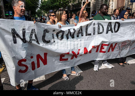 Barcelone, Catalogne, Espagne. 10 mai, 2018. Des manifestants sont Pavios vu derrière une bannière avec le texte ''nationalité sans examen''.Environ 40 personnes, qui restent enfermés dans l'ancien de l'école Massana de Barcelone, ont démontré aujourd'hui en face de la délégation du Gouvernement de l'Espagne en Catalogne. Ils ont été enfermés pendant trois semaines revendiquant des droits sociaux pour tous les résidents en Espagne, ceux qui sont sans papiers, tels que la santé, l'enregistrement dans la ville sans domicile fixe, ou la dépénalisation de la vente sur la rue. Credit : Paco Freire SOPA/Images/ZUMA/Alamy Fil Live News Banque D'Images