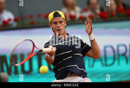 Diego Schwartzman de l'Argentine joue un coup droit contre Rafael Nadal de l'Espagne dans leur troisième match pendant six jours de la Mutua Madrid Open Tennis Tournament à la Caja Magica. (Score final : Rafael Nadal remporte 6-3, 6-4) Banque D'Images