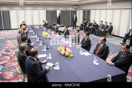 Tokyo, Japon. 10 mai, 2018. Le Premier ministre chinois Li Keqiang rencontre Toshihiro Nikai, secrétaire général du Japon de la présidence Parti libéral démocrate (LDP), et Natsuo Yamaguchi, chef de parti Komeito, partenaire de coalition au pouvoir du PLD à Tokyo, Japon, le 10 mai 2018. Crédit : Li Tao/Xinhua/Alamy Live News Banque D'Images