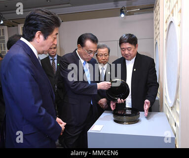 Tokyo, Japon. 10 mai, 2018. Le Premier ministre chinois Li Keqiang (C) et le Premier ministre japonais Shinzo Abe (L) visiter une exposition sur les créations culturelles du Musée de Palais de Chine à Tokyo, Japon, le 10 mai 2018. Credit : Rao Aimin/Xinhua/Alamy Live News Banque D'Images