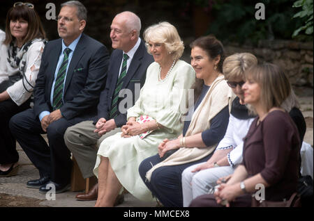 Athènes, Grèce. 10 mai, 2018. La duchesse de Cornouailles, Camilla (4e à droite) visite le Monastère de Kaisariani à Athènes, Grèce, 10 mai 2018, accompagné de la ministre de la culture grecque Lydia Koniordou (3e-R), dans le cadre de la visite officielle de trois jours du couple royal à la Grèce. ©Elias Verdi/Alamy Live News Banque D'Images