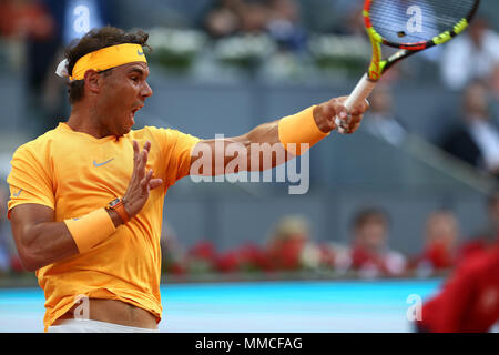 Madrid, Espagne. 10 mai, 2018. L'Espagne de Rafael Nadal joue un coup droit contre Diego Schwartzman de l'Argentine dans leur troisième match pendant six jours de la Mutua Madrid Open Tennis Tournament à la Caja Magica. Credit : Manu Haiti/SOPA Images/ZUMA/Alamy Fil Live News Banque D'Images