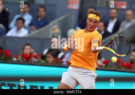 Madrid, Espagne. 10 mai, 2018. L'Espagne de Rafael Nadal joue un coup droit contre Diego Schwartzman de l'Argentine dans leur troisième match pendant six jours de la Mutua Madrid Open Tennis Tournament à la Caja Magica. Credit : Manu Haiti/SOPA Images/ZUMA/Alamy Fil Live News Banque D'Images