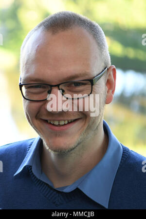 08 mai 2018, l'Allemagne, Bremen : Jannis stoppe, dessinateur de bande dessinée web le Noerdman debout à la fenêtre de son bureau. La bande dessinée est sur la technologie, des nerds et le nord. Stoppe les mots ensemble avec l'informaticien Rolf Drechsler de l'université de Brême. Photo : Carmen Jaspersen/dpa Banque D'Images