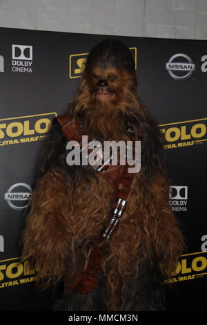 Hollywood, Etats-Unis. 10 mai, 2018. Chewbacca 05/10/2018 La première mondiale de 'Solo : Une histoire de la guerre des étoiles' qui s'est tenue à Hollywood, CA Photo par Izumi Hasegawa / HollywoodNewsWire.co Crédit : Hollywood News Wire Inc./Alamy Live News Banque D'Images