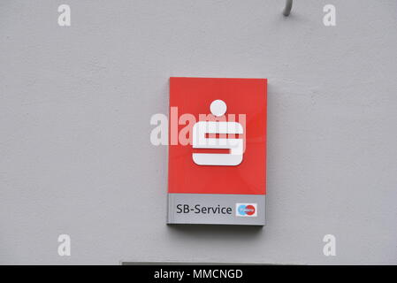 10 mai 2018, l'Allemagne, Cologne : un guichet automatique de la banque Sparkasse est prêt pour les clients. Photo : Horst Galuschka/dpa/Horst Galuschka dpa Banque D'Images