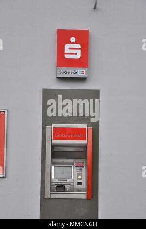 10 mai 2018, l'Allemagne, Cologne : un guichet automatique de la banque Sparkasse est prêt pour les clients. - Pas de service de fil - Photo : Horst Galuschka/dpa/Horst Galuschka dpa Banque D'Images