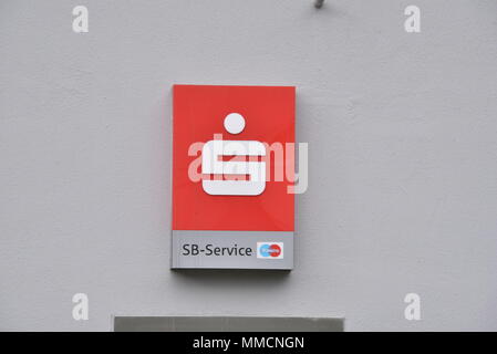 10 mai 2018, l'Allemagne, Cologne : un guichet automatique de la banque Sparkasse est prêt pour les clients. Photo : Horst Galuschka/dpa/Horst Galuschka dpa Banque D'Images