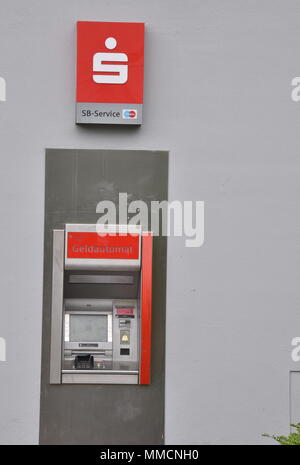 10 mai 2018, l'Allemagne, Cologne : un guichet automatique de la banque Sparkasse est prêt pour les clients. Photo : Horst Galuschka/dpa/Horst Galuschka dpa Banque D'Images