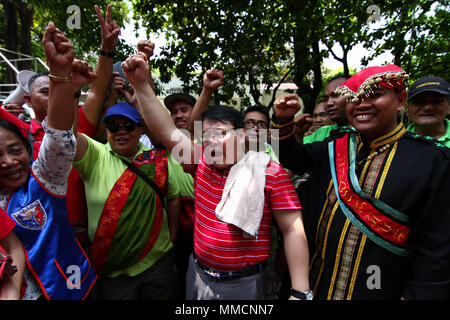 Manille, Philippines. Le 11 mai, 2018. Ferdinand Topacio (rouge chemise rayée) célèbre avec ses disciples après avoir entendu le procès. Dans un procès historique, le 24e Juge en chef de la Cour suprême a été chassé par l'intermédiaire de Quo warranto. Les juges ont voté 8 à 6, en faveur de la Quo warranto déposée par le bureau du solliciteur général. Credit : SOPA/Alamy Images Limited Live News Banque D'Images