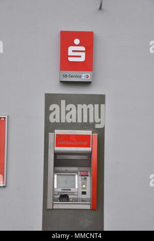 10 mai 2018, l'Allemagne, Cologne : un guichet automatique de la banque Sparkasse est prêt pour les clients. - Pas de service de fil - Photo : Horst Galuschka/dpa/Horst Galuschka dpa Banque D'Images