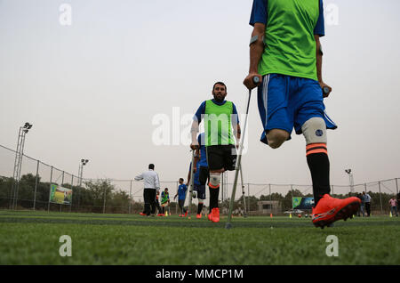 La bande de Gaza. 10 mai, 2018. Les joueurs de soccer amputés palestiniens prennent part à une session de formation de leur équipe au stade de la municipalité de Deir el Balah, dans le centre de la bande de Gaza, le 10 mai 2018. Pour la première fois dans le peuple palestinien de Gaza, une équipe de football des amputés de sexe masculin a été formée récemment, pour jeter les bases d'un tel sport dans le territoire d'un blocus israélien. L'équipe de 12 joueurs, nommé "Le héros", pourrait être une lueur d'espoir pour de nombreux jeunes avec amputations causées par de fréquents cycles de violence avec Israël et d'autres accidents. Credit : Stringer/Xinhua/Alamy Live News Banque D'Images