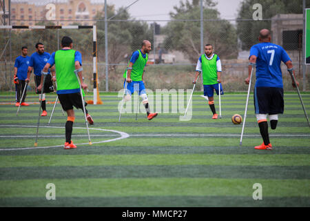 La bande de Gaza. 10 mai, 2018. Les joueurs de soccer amputés palestiniens prennent part à une session de formation de leur équipe au stade de la municipalité de Deir el Balah, dans le centre de la bande de Gaza, le 10 mai 2018. Pour la première fois dans le peuple palestinien de Gaza, une équipe de football des amputés de sexe masculin a été formée récemment, pour jeter les bases d'un tel sport dans le territoire d'un blocus israélien. L'équipe de 12 joueurs, nommé "Le héros", pourrait être une lueur d'espoir pour de nombreux jeunes avec amputations causées par de fréquents cycles de violence avec Israël et d'autres accidents. Credit : Stringer/Xinhua/Alamy Live News Banque D'Images