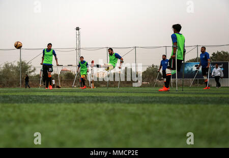 La bande de Gaza. 10 mai, 2018. Les joueurs de soccer amputés palestiniens prennent part à une session de formation de leur équipe au stade de la municipalité de Deir el Balah, dans le centre de la bande de Gaza, le 10 mai 2018. Pour la première fois dans le peuple palestinien de Gaza, une équipe de football des amputés de sexe masculin a été formée récemment, pour jeter les bases d'un tel sport dans le territoire d'un blocus israélien. L'équipe de 12 joueurs, nommé "Le héros", pourrait être une lueur d'espoir pour de nombreux jeunes avec amputations causées par de fréquents cycles de violence avec Israël et d'autres accidents. Credit : Stringer/Xinhua/Alamy Live News Banque D'Images