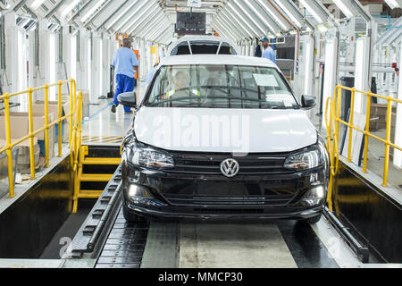 10 mai 2018, l'Afrique du Sud, Uitenhage : les employés travaillent sur la fabrication d'une voiture à une usine Volkswagen. Photo : Michael Sheehan/dpa Banque D'Images