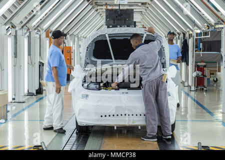 10 mai 2018, l'Afrique du Sud, Uitenhage : les employés travaillent sur la fabrication d'une voiture à une usine Volkswagen. Photo : Michael Sheehan/dpa Banque D'Images