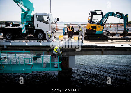 11 mai 2018 - Un pont menant à l'île d'Enoshima va être élargi en vue de l'été 2020, aux Jeux Olympiques de Tokyo à Fujisawa, au Japon. Port de plaisance d'Enoshima sera l'hôte de voile pendant les Jeux Olympiques d'été 2020. Le port a accueilli de voile dans les Jeux Olympiques de 1964. Crédit : Ben Weller/AFLO/Alamy Live News Banque D'Images