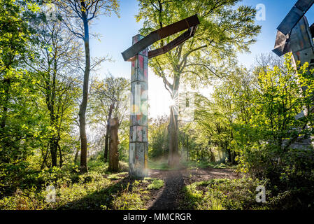 Edinburgh, Royaume-Uni. 10 mai, 2018. La saison 2018 Ouverture de Scottish sculpture park Jupiter Artland et le dévoilement de carrière par Phyllida Barlow. L'artiste britannique Phyllida Barlow a été commandé par Nicky & Robert Wilson pour créer "carrière", un site permanent de la commission spécifique pour la collecte à Jupiter Artland Foundation pour le dixième anniversaire de l'organisation. C'est premier Phyllida Barlow une commission. Jupiter Artland s'ouvre au public le samedi 12 mai 2018. Credit : Andy Catlin/Alamy Live News Banque D'Images