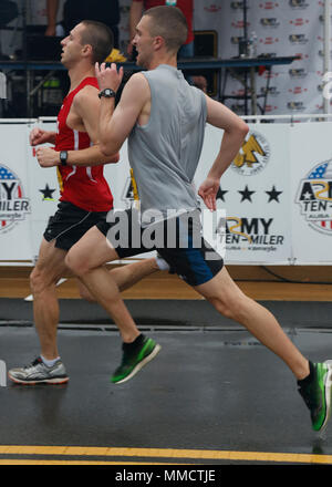 Les participants concourent dans le 33e congrès annuel 10 miler de l'armée à Washington, au Maryland, 8 septembre 2017. La course est la troisième plus grande armée 10 Miler dans le monde couru par la mise en commun des activités et des concurrents internationaux. (U.S. Photo de l'armée par la FPC. Miguel Pena) Banque D'Images