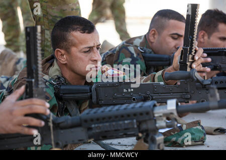 Membres des forces de sécurité irakiennes organise des exercices sur M249 squad armes automatiques au cours de formation de familiarisation au Camp Taji, Iraq, 12 octobre, 2017. Camp Taji est l'un des quatre Combined Joint Task Force - Fonctionnement résoudre inhérent à renforcer les capacités des partenaires endroits consacre à la formation des forces des partenaires et renforcer leur efficacité sur le champ de bataille. Les GFIM-OIR est la Coalition mondiale pour vaincre ISIS en Iraq et en Syrie. (U.S. Photo de l'armée par le Cpl. Rachel Diehm) Banque D'Images