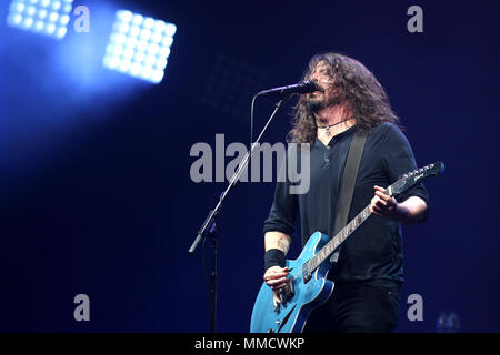 Les Foo Fighters dirigé par Dave Grohl effectuer sur la pyramide la scène du festival de Glastonbury en 2017. Banque D'Images