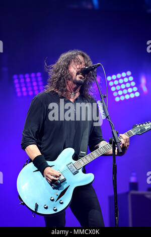 Les Foo Fighters dirigé par Dave Grohl effectuer sur la pyramide la scène du festival de Glastonbury en 2017. Banque D'Images