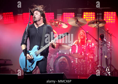 Les Foo Fighters dirigé par Dave Grohl effectuer sur la pyramide la scène du festival de Glastonbury en 2017. Banque D'Images